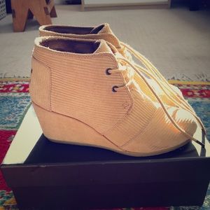 Toms size 6 suede wedge boots